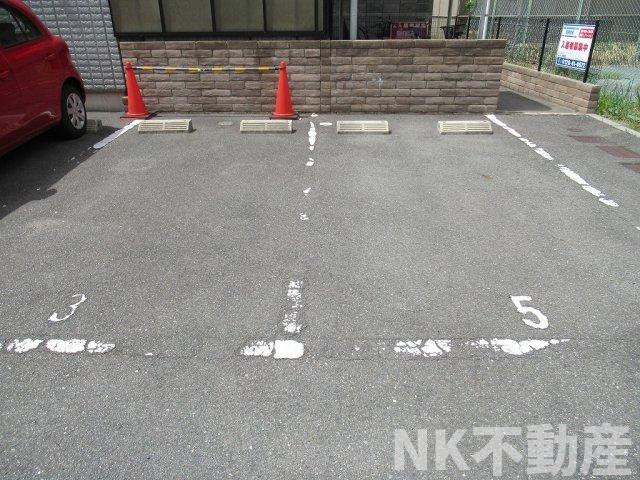 【エムアールメゾンの駐車場】