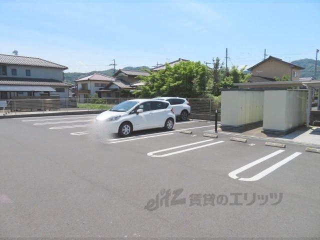 【舞鶴市字七日市のアパートの駐車場】