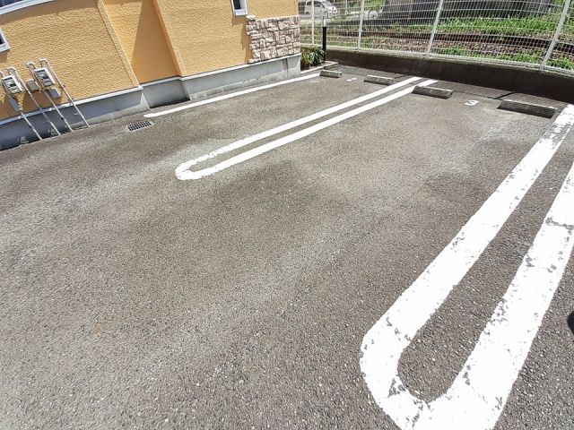 【姫路市砥堀のアパートの駐車場】