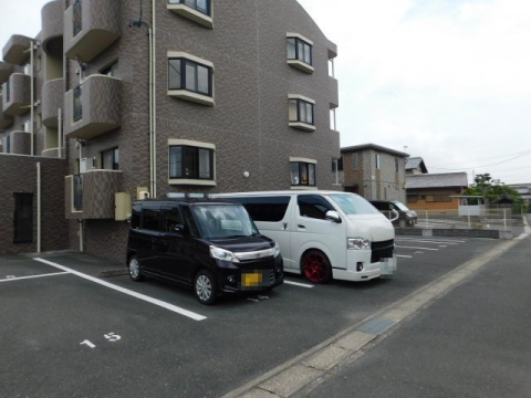 【アクシア飯田の駐車場】