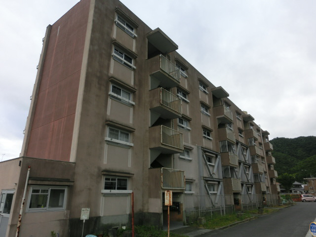 【西脇市小坂町のマンションの建物外観】