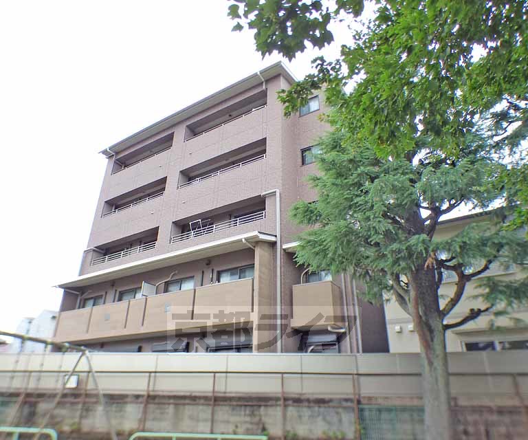 京都市左京区吉田泉殿町のマンションの建物外観