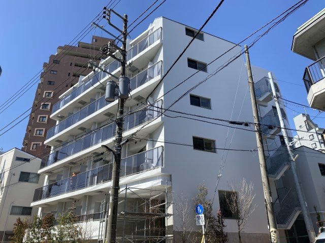 【ルミーク本町ウェストの建物外観】