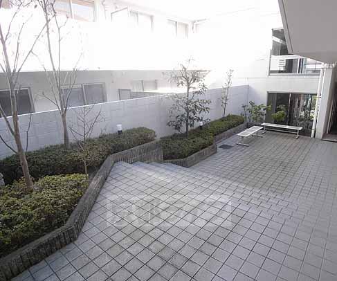 【京都市西京区山田南町のマンションの庭】