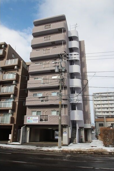 札幌市北区北二十条西のマンションの建物外観