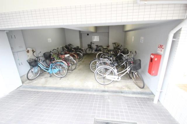 【大阪市淀川区三津屋北のマンションの駐車場】