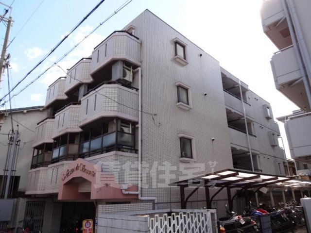 大阪市淀川区三津屋北のマンションの建物外観