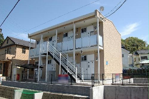 【レオパレスラ　ピエーノの建物外観】