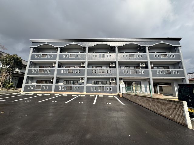 ラフテル小郡の建物外観