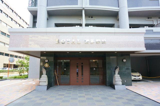 エントランス　落ち着いたエントランスです