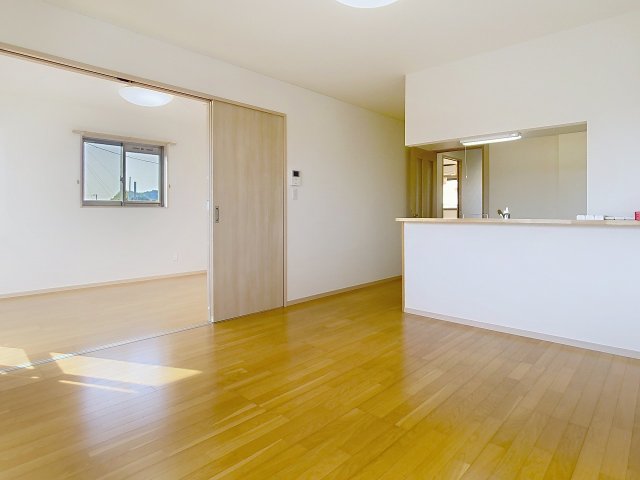 居室・リビング　現況が相違する場合は現況を優先致します。2025年11月撮影