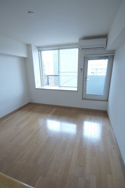 居室・リビング　【洋室】居室＊入口側から