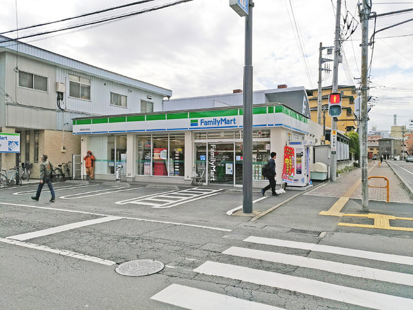 コンビニ　ファミリーマート南越谷駅北通り店（コンビニ）まで132m