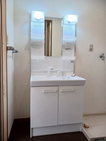 洗面設備　ゆったりとスペースのある洗面所