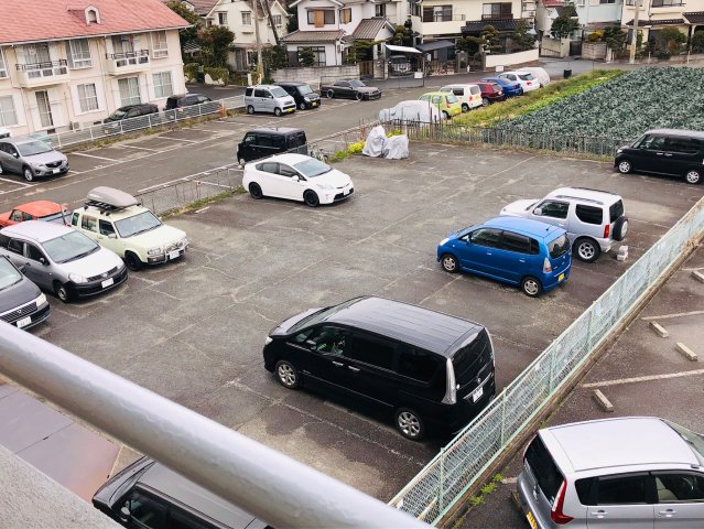 【岸田マンションの駐車場】