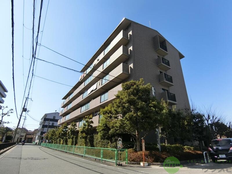 茨木市東太田のマンションの建物外観
