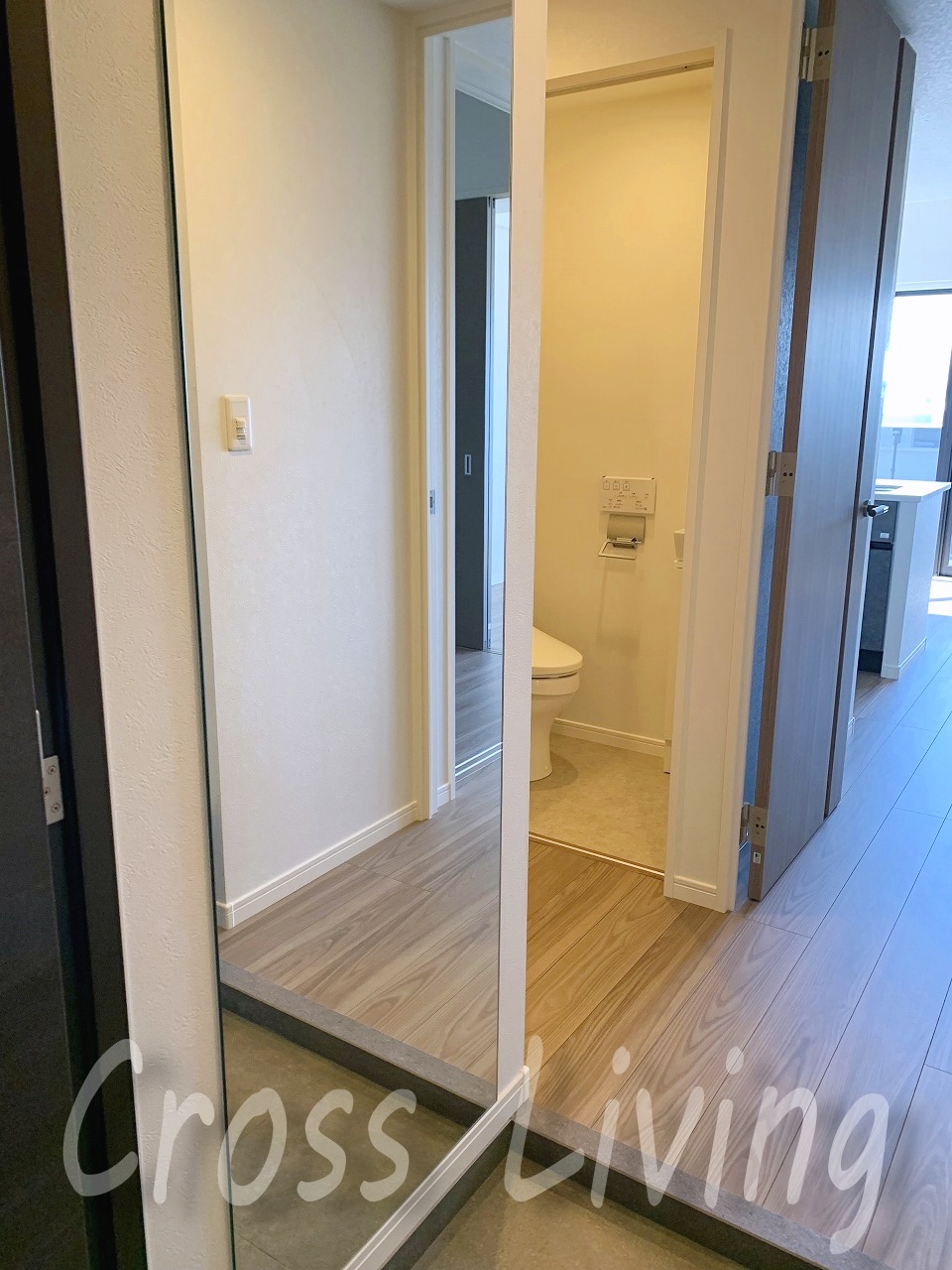 玄関　お出かけ前に玄関で身だしなみチェック♪