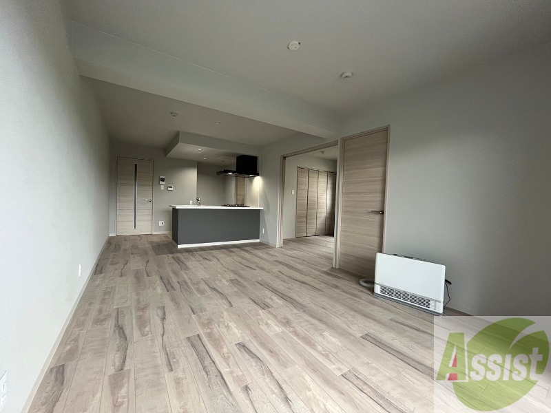 居室・リビング　白さが清潔感を出してくれます。お部屋も明るいですね。