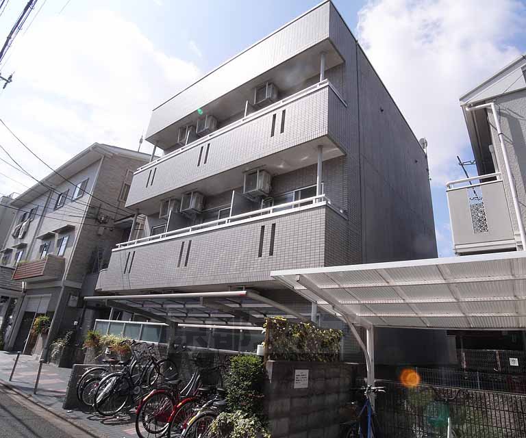 【京都市伏見区深草川久保町のマンションの建物外観】