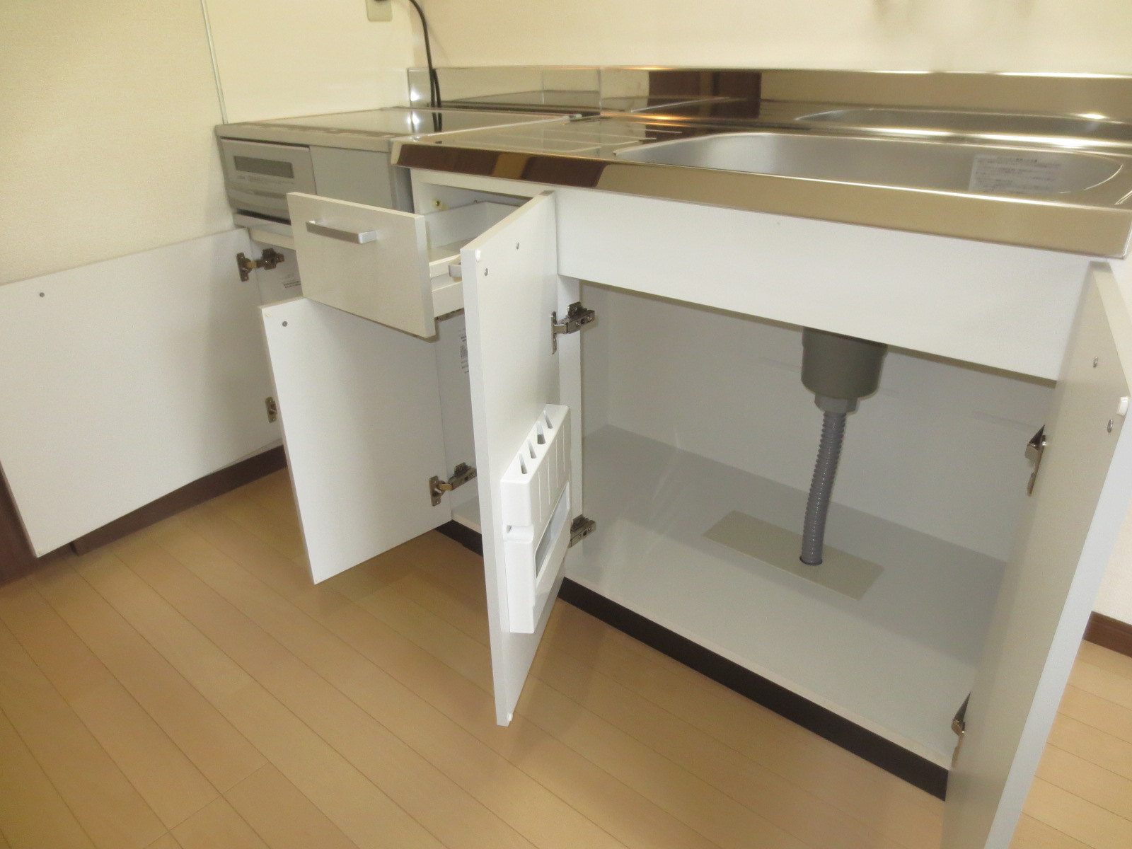 キッチン　シンク下の収納も心強いです！