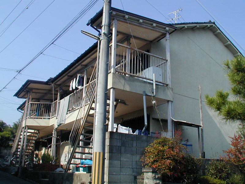 奈良市山陵町のアパートの建物外観