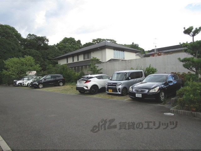 【京都市伏見区桃山町下野のマンションの駐車場】