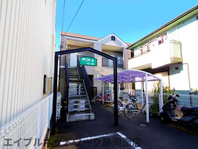 【静岡市駿河区中田のアパートの建物外観】