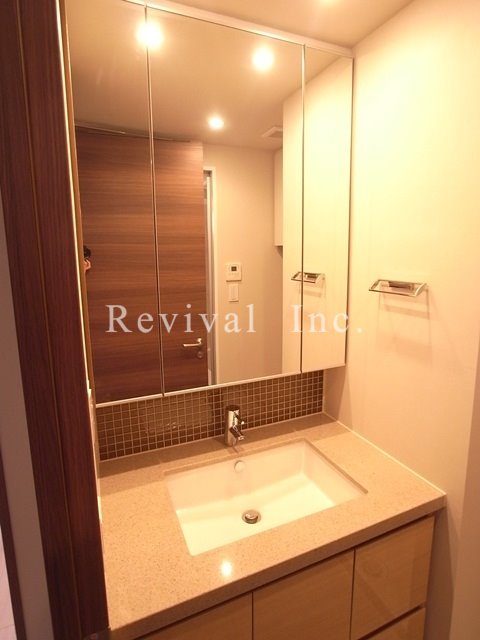 洗面設備　毎日の身だしなみチェックに必須ですね