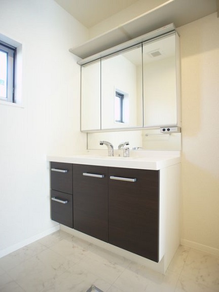 洗面設備　三面鏡の洗髪洗面化粧台と洗濯機置き場があります♪