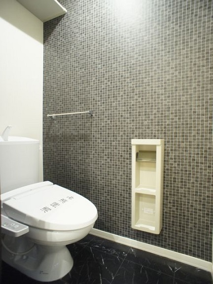 トイレ　温水洗浄暖房便座機能付きです♪