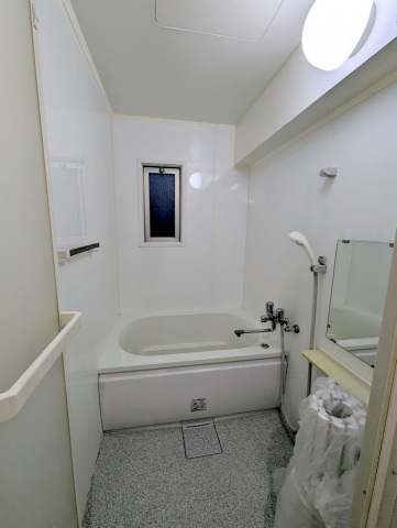 バス・シャワールーム　窓付き浴室