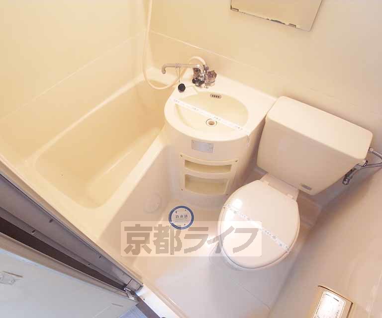 バス・シャワールーム　清潔感のあるユニットバスです。