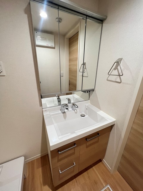 洗面設備　朝の身支度にも便利な３面鏡の洗面台♪