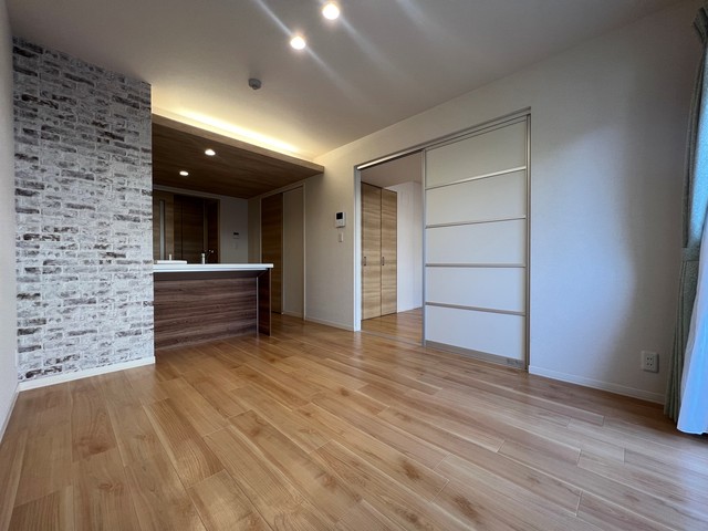 居室・リビング　オシャレな壁紙のリビングです♪