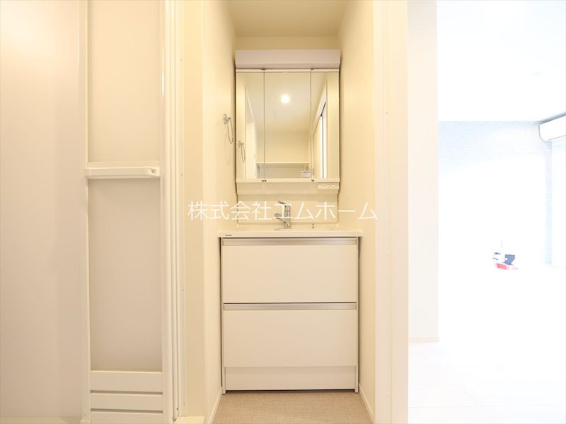 洗面設備　脱衣所　独立洗面台（シャンプードレッサー付）収納スペース有