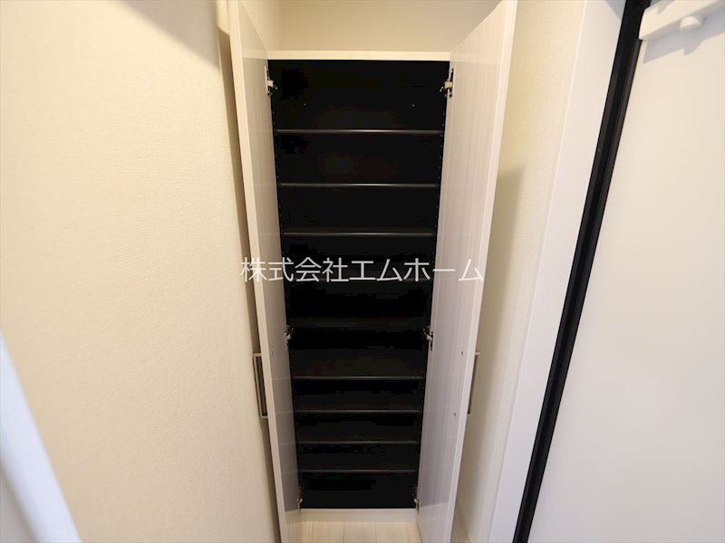 玄関　玄関　シューズボックス付（収納充実してます）