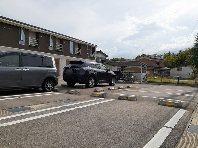 駐車場　駐車場があるので、車を買う予定の方も安心です