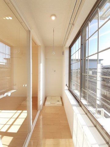 その他設備　サンルーム。雨の日や冬でも安心して洗濯物が干せます！