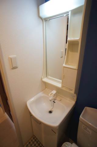 洗面設備　別号室タイプの為、現状を優先します
