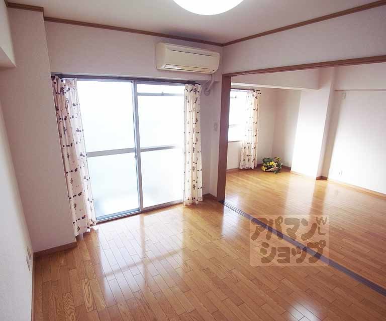 居室・リビング　大きなリビングにもなります。