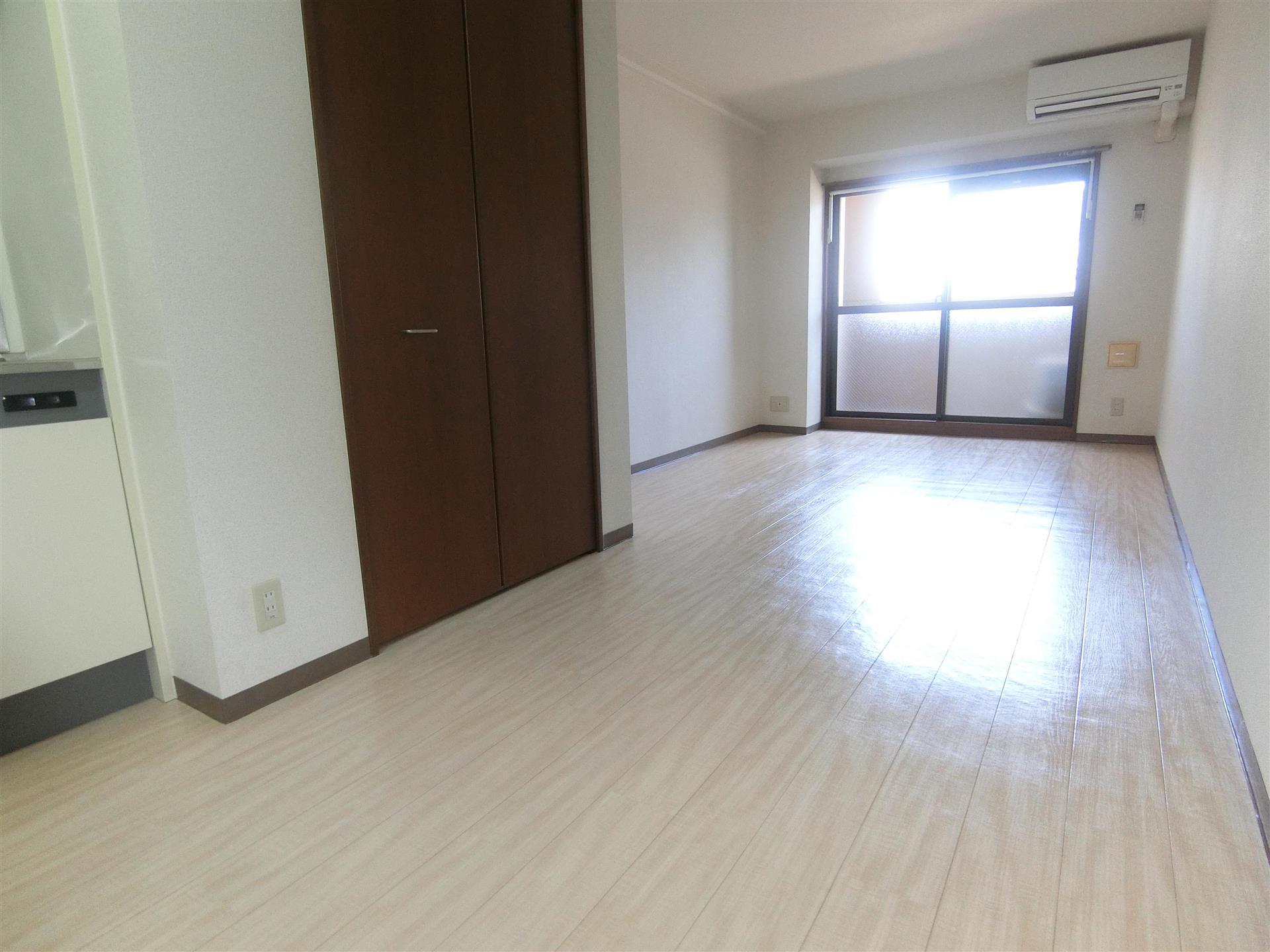 居室・リビング　ベッドも置ける広々とした洋室10.6帖♪