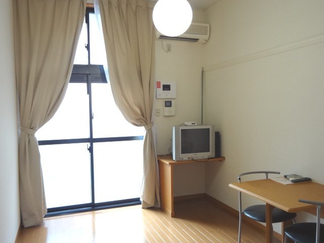 居室・リビング　天井が高く採光性もバツグン