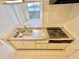 キッチン　建具の色は相違がございます(イメージ)