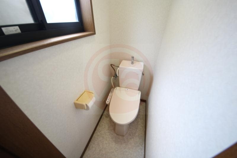 トイレ　落ち着いた色調のトイレです