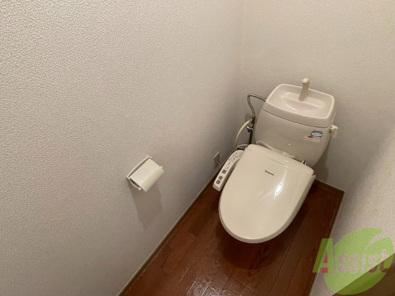 トイレ　白を基調とした、きれいなトイレになっていますね。