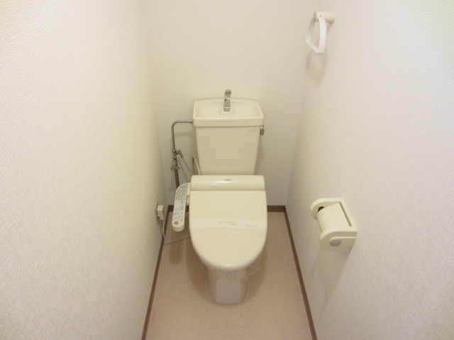 トイレ　温水洗浄便座付トイレです。