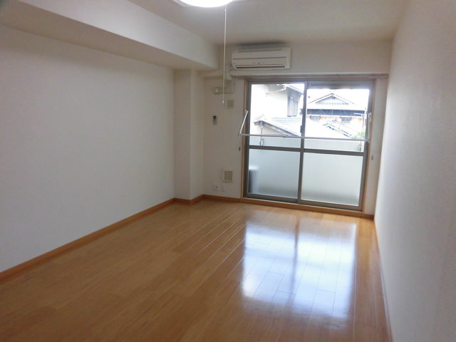 居室・リビング　光の差し込む明るいお部屋です。