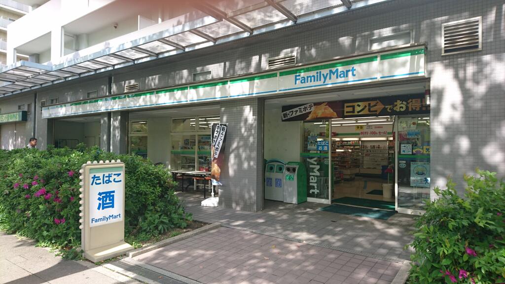 コンビニ　ファミリーマート神戸ファッションマート店（コンビニ）まで526m