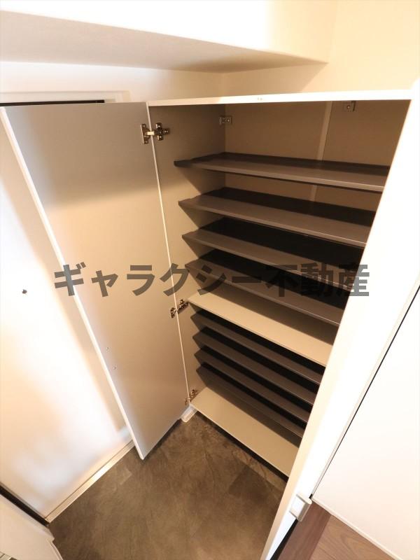 玄関　大きなシューズボックス付き