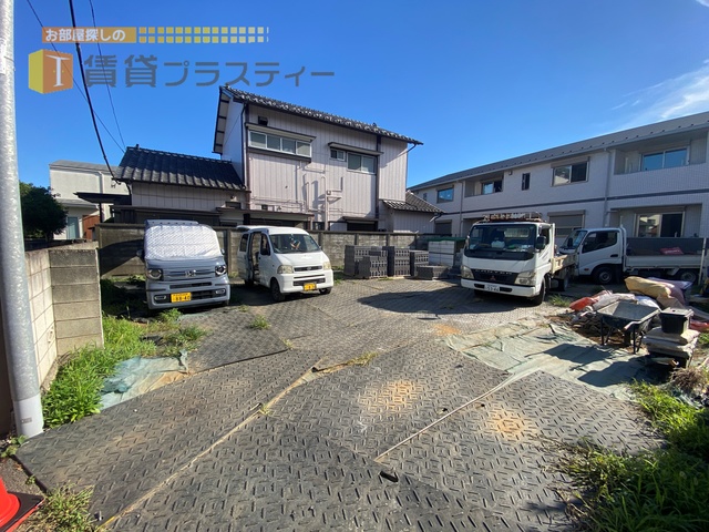 駐車場　外部の駐車場で、バルコニーの前です。